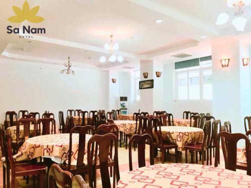 Thương Xà (2)Khách sạn Sa Nam Cửa Lò的用餐室配有桌椅