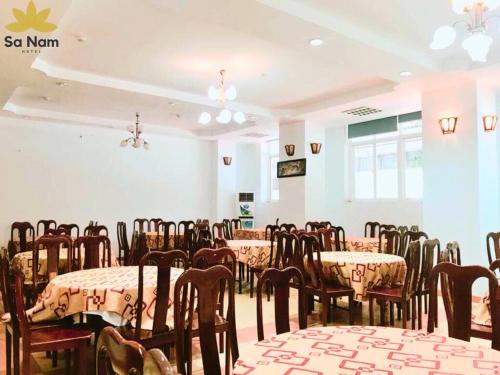 Thương Xà (2)Khách sạn Sa Nam Cửa Lò的用餐室配有桌椅