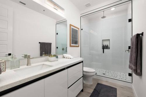 麦卡伦Quinta Real 5121 QR4的白色的浴室设有水槽和卫生间。