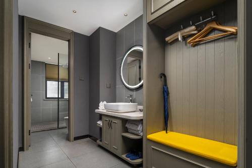 西安西安大美克拉罗斯酒店(钟鼓楼回民街店)的一间带水槽和镜子的浴室
