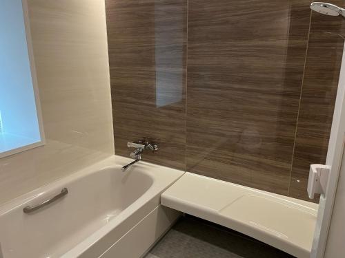 蟹江HOTELウォーターゲート蟹江（カップル専用）的带浴缸和盥洗盆的浴室