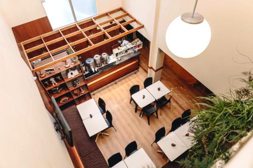 库斯科库奥斯乔瓦斯酒店的享有带桌椅的餐厅的顶部景致