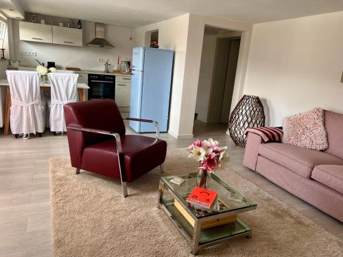 兰河畔马尔堡Charmante Einliegerwohnung, 3 Zimmer in ruhiger Wohnlage, 60qm, mit gemütlicher Südterrasse的客厅配有沙发和椅子