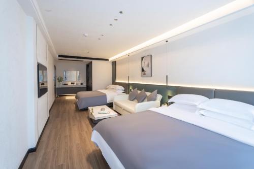 凤凰山鸣高端民宿的酒店客房,设有两张床和一张沙发