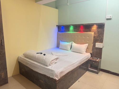 巴特那Relax Zone的一间卧室配有带白色床单和枕头的床。