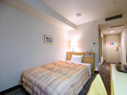 伊贺市伊贺上野城酒店的一间卧室,卧室内配有一张大床