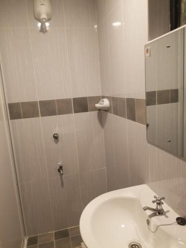 内罗毕7 Days Holiday Inn的一间带水槽和镜子的浴室