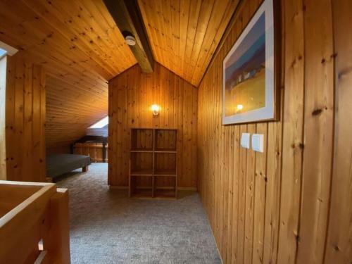托特莫斯Black Forest Nest的木墙和木制天花板的客房