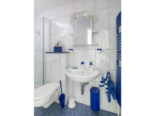 诺德奈Apartment No 3 Modern retreat的白色的浴室设有水槽和卫生间。