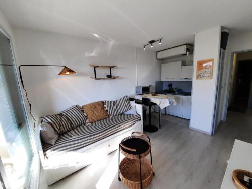 塞尼奥斯Appartement Seignosse, 1 pièce, 2 personnes - FR-1-239-871的带沙发的客厅和厨房
