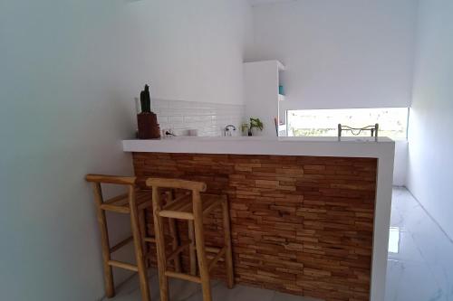 KlatenOYO 93885 D'harjo Guesthouse的厨房设有柜台和砖墙
