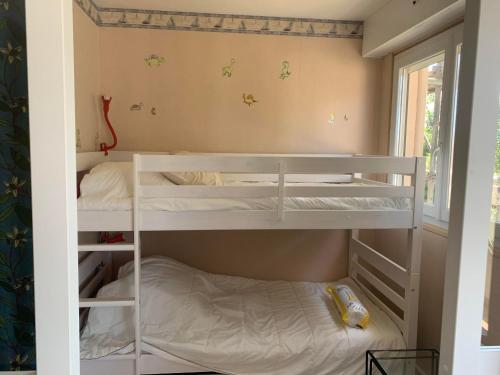 滨海维莱Appartement Villers-sur-Mer, 2 pièces, 4 personnes - FR-1-712-58的客房设有两张双层床和一扇窗户。
