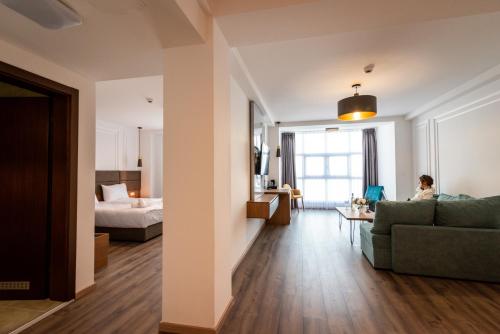 斯特鲁加Dishli Hotel & Spa的客厅配有沙发和1张床