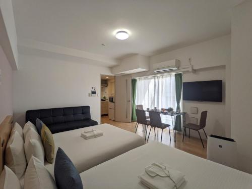 大阪ESLEAD HOTEL Namba South Ⅱ的酒店客房带两张床和一个客厅
