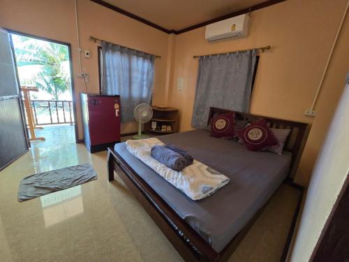 涛岛Mama O Chai Koh Tao的一间卧室设有一张大床和窗户