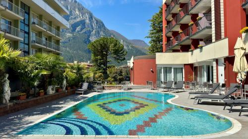 加尔达湖滨皇家酒店的山地风格的度假游泳池