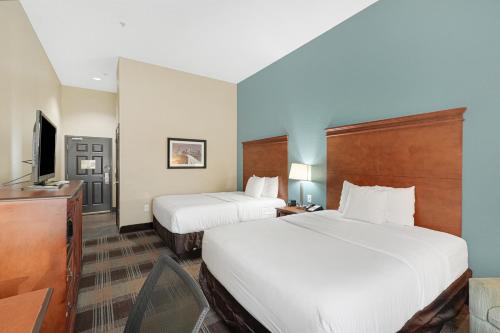 休斯顿休斯敦霍比机场拉金塔旅馆及套房的酒店客房设有两张床和电视。