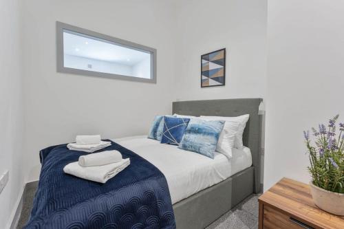 布赖尔利希尔Contemporary & Cosy 1 Bed Apartment in Dudley的一间卧室配有带毛巾的床