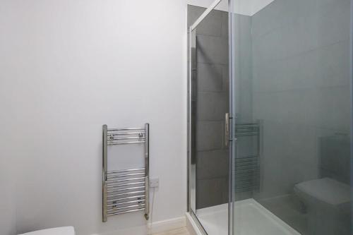 博尔顿Contemporary 1 Bed Apartment Central Bolton的浴室设有玻璃淋浴间和卫生间