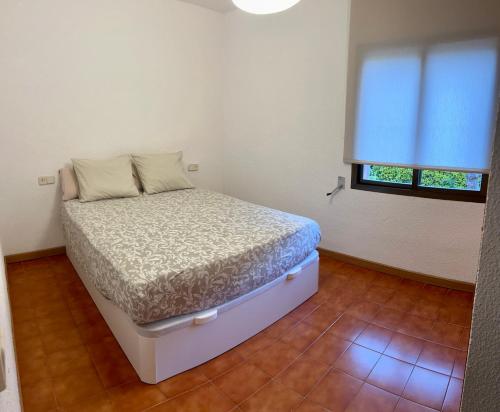 巴古尔AP21-Sa Riera的一间小卧室,配有床和窗户