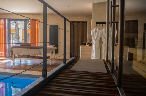 鲁西永Les Sables d'Ocre & SPA的一个带游泳池和一间卧室的房间