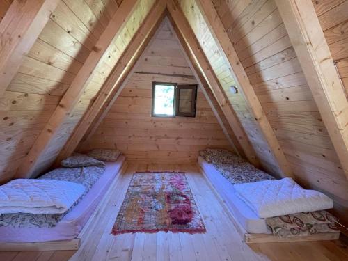 AndrijevicaBungalov Perovic的小木屋阁楼内的两张床