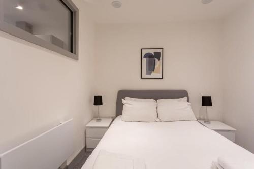 利兹Fantastic 1 Bedroom Apartment Leeds的一间白色卧室,配有床和2个床头柜