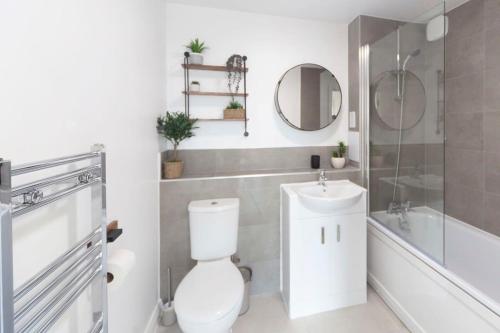 阿什福德Contemporary 1 Bedroom Apartment in Ashford的白色的浴室设有卫生间和水槽。