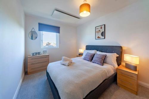 阿什福德Modern 1 Bedroom Apartment in Ashford的一间卧室设有一张大床和两个床头柜