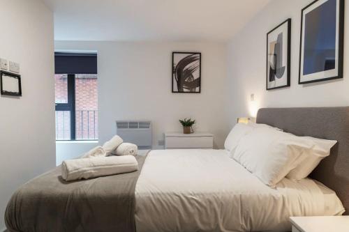 利物浦Lovely 1 Bed Apartment in Liverpool Centre的一间卧室配有一张带白色床单的大床