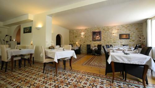 Viviers勒雷莱斯杜韦瓦莱斯酒店的一间餐厅,房间内设有白色的桌椅