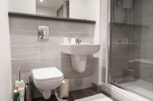 利物浦Lovely 1 Bed Apartment in Liverpool Centre的浴室配有卫生间、盥洗盆和淋浴。