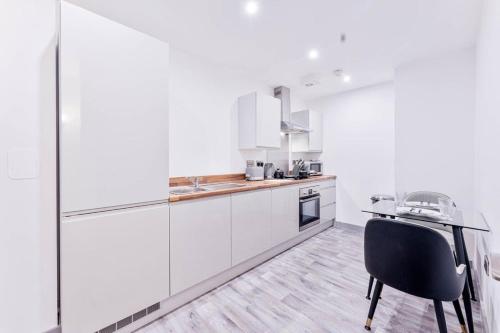 Modern 1 Bed Apartment in Central Wolverhampton的厨房或小厨房