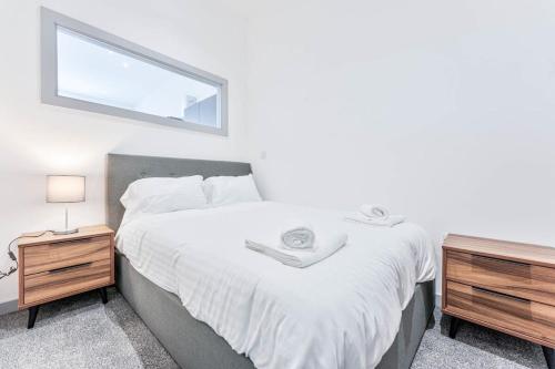 布赖尔利希尔Modern and Bright 1 Bed Apartment Dudley的一间卧室设有一张大床和一个窗户。
