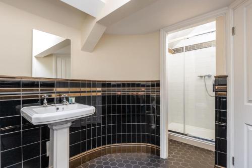唐克斯特Budget Studio Apartment in Central Doncaster的一间带水槽和淋浴的浴室