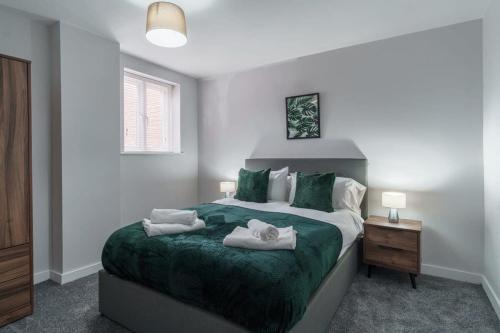 利物浦Modern 2 Bedroom Apartment in Liverpool的一间卧室配有带毛巾的床