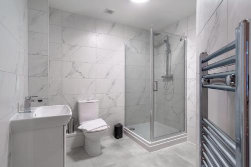 利物浦Modern 2 Bedroom Apartment in Liverpool的带淋浴、卫生间和盥洗盆的浴室