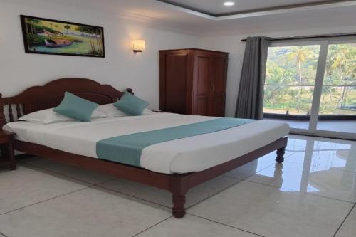 阿姆波尔Tattvam Wild Ocean的一间卧室设有一张大床和大窗户