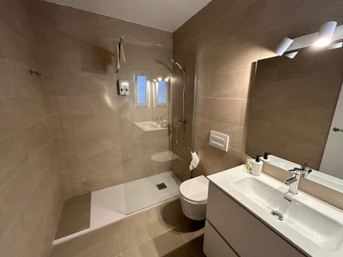 卡拉塔瑞达卡拉摩力旅馆的一间带水槽、卫生间和淋浴的浴室
