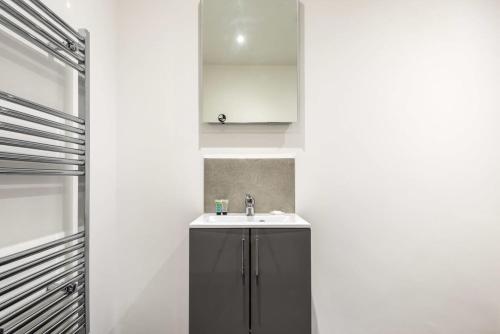 利兹Smart 1 Bedroom Apartment in Leeds的一间带水槽和镜子的浴室