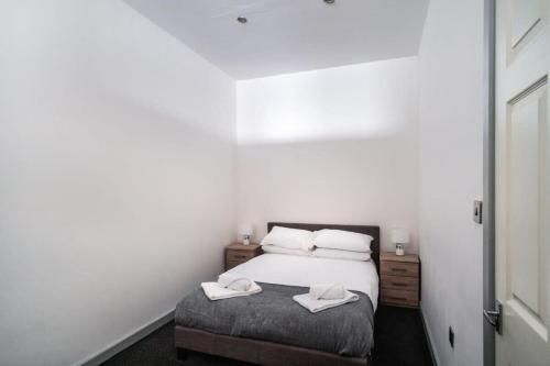 布莱克本Lovely 1 Bed Apartment in Central Blackburn的一间卧室配有一张床,上面有两条毛巾