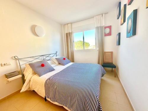 埃尔韦尔赫尔appartement bord de mer 15 mn de Dénia的一间卧室配有一张带两个枕头的床