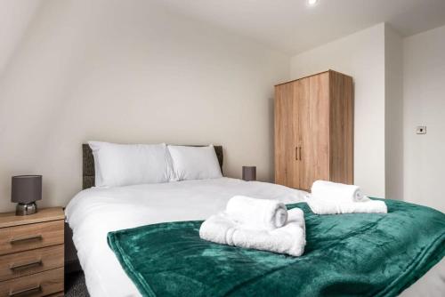 哈利法克斯Modern 1 Bed Budget Apartment in Central Halifax的一间卧室配有一张大床和毛巾