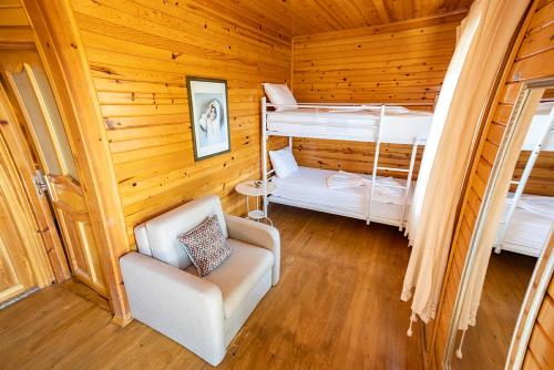 Kumkuyu奥比斯玛丽娜酒店度假酒店的带两张双层床和椅子的房间