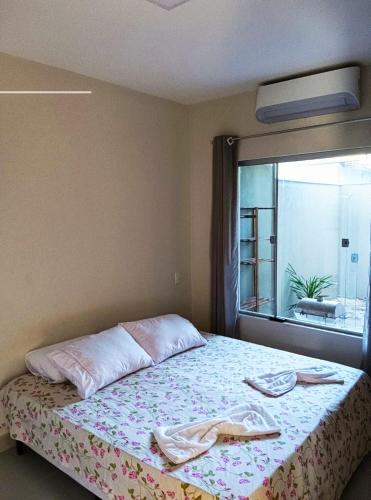 古里里Casa Luxo e Sossego 50m da Praia的一间卧室配有一张床,上面有两条毛巾