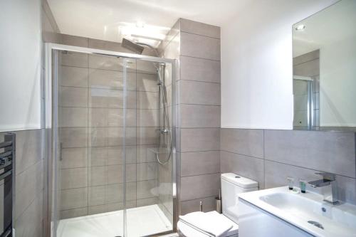 曼彻斯特Modern & Spacious 1 Bed Apartment - Old Trafford的带淋浴、卫生间和盥洗盆的浴室