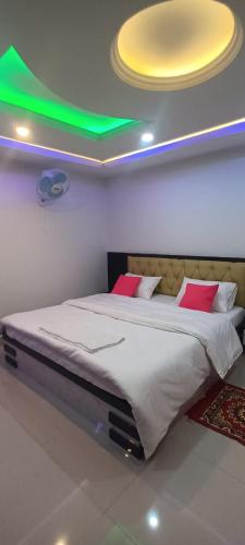 RaxaulHotel Raxaul King的一间卧室设有一张带绿色天花板的大床