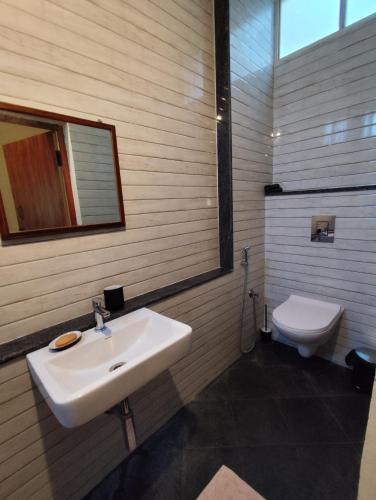 迈索尔Brindaven的一间带水槽和卫生间的浴室