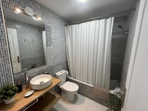 胡米利亚Las Castillas的浴室配有卫生间、盥洗盆和淋浴。