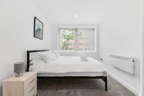 纽伯里Modern 1 Bedroom Apartment in Central Newbury的白色的卧室设有床和窗户